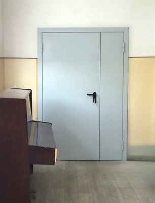 Дверь в здании школы